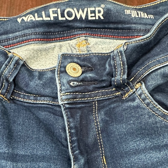 Junior’s Wallflower Jeans - Picture 2 of 4